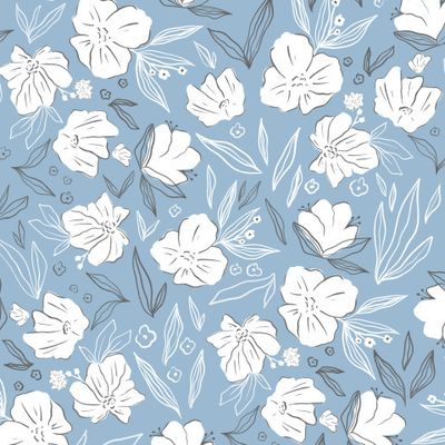 Белые цветы на голубом фоне