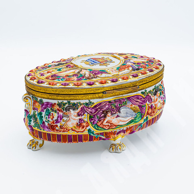 Фарфоровая шкатулка с гербом. Фарфор, ручная роспись. Италия, Каподимонте (Capodimonte). XIX в.