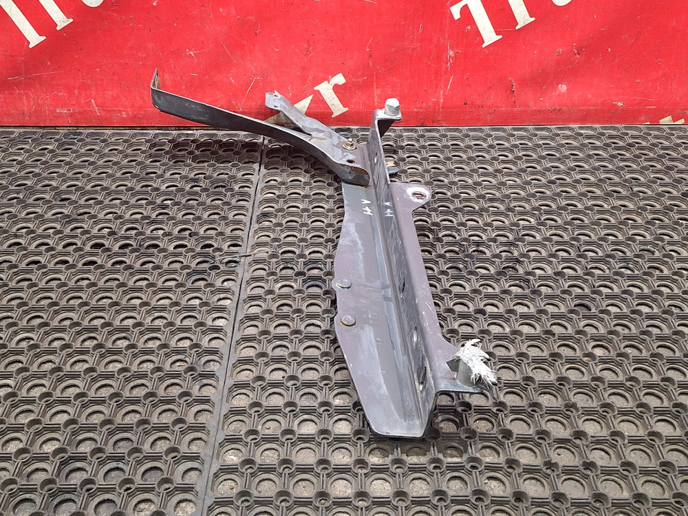 Кронштейн бампера левый