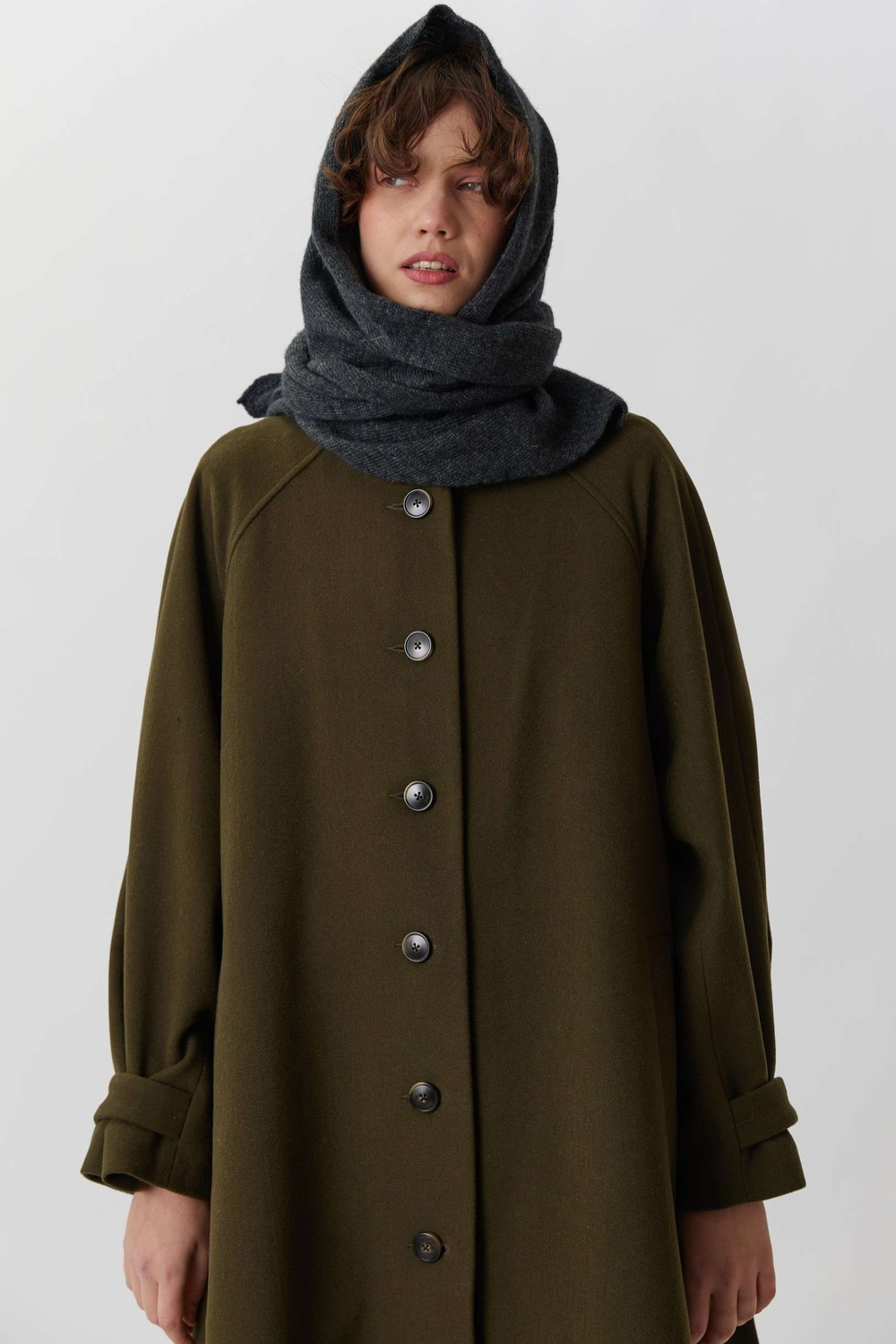 Объемное пальто зеленого цвета