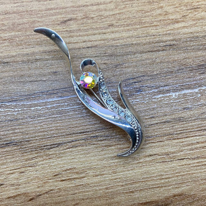 Брошь Yilinna Лист завиток стразы металл серебристый