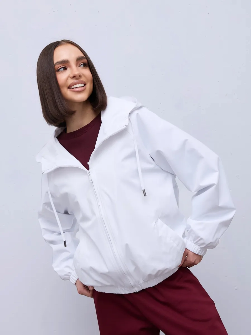 Ветровка с капюшоном