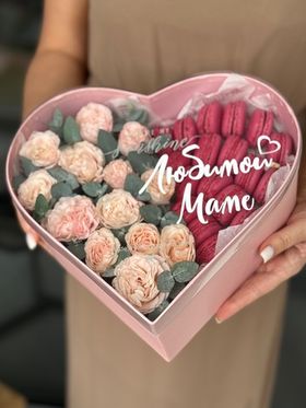 Композиция «Сердце Мамы» с пионовидными кустовыми розами, эвкалиптом и макарунс от Флора Маркет, размер M