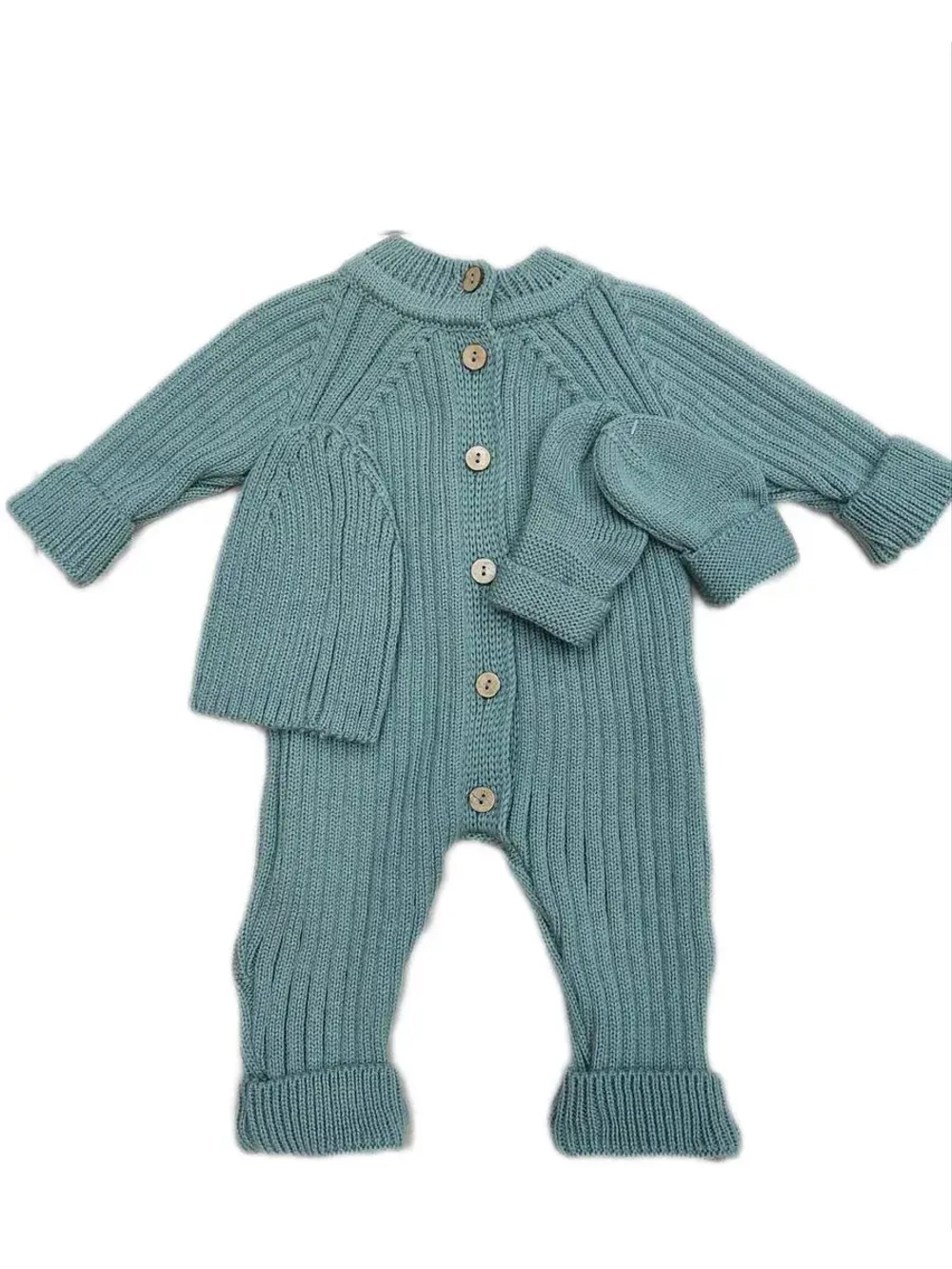 Комбинезон для малыша шапка и носки.