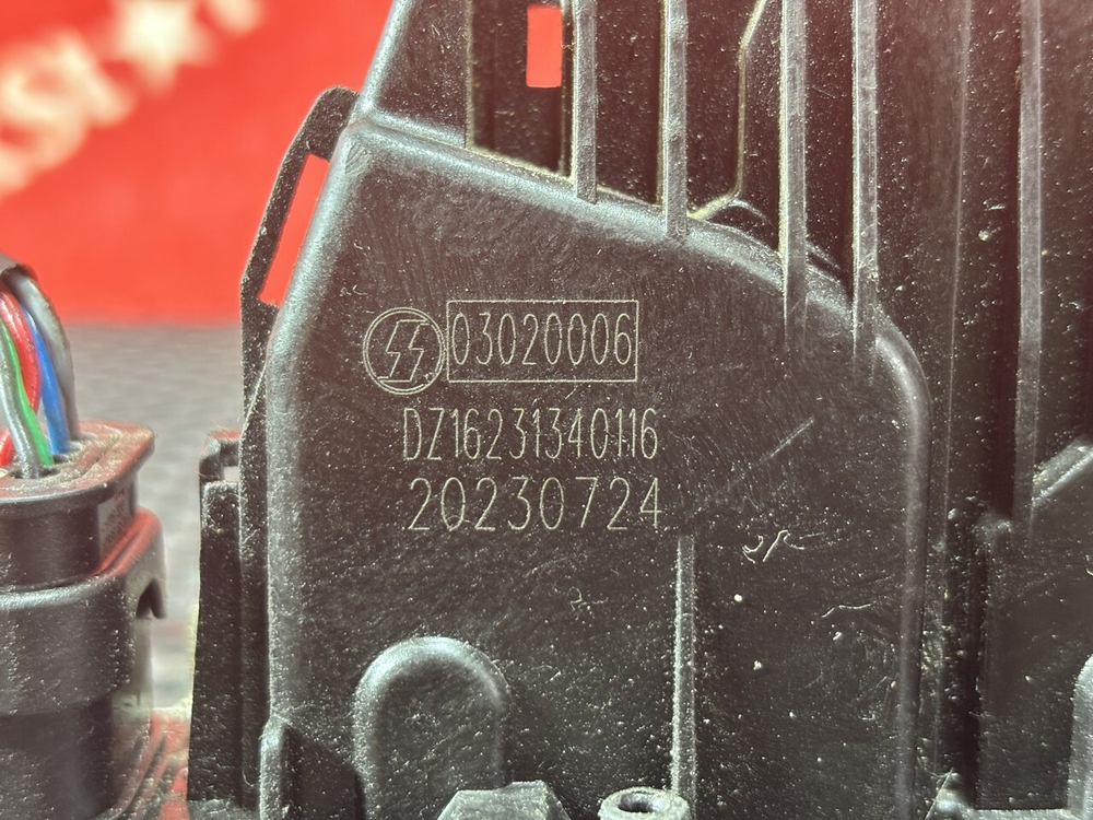 Замок двери правой 2023г.