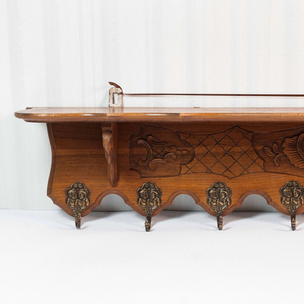 Резная настенная вешалка с бронзовыми крючками в виде фигур