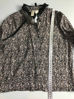 Блузка H&M в стильный цветочек и с ажурным воротником 40 размер