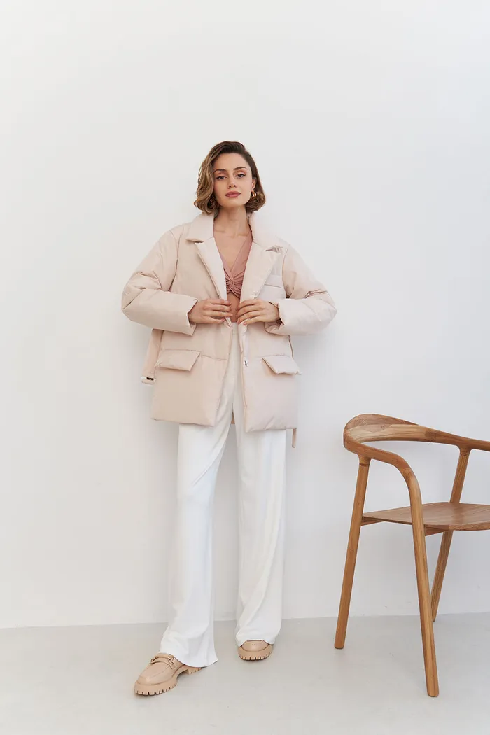 Куртка-пиджак на поясе цвета экрю