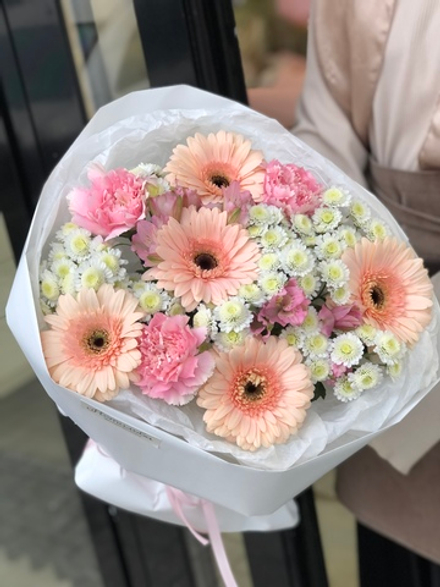 Сборный букет с персиковыми герберами