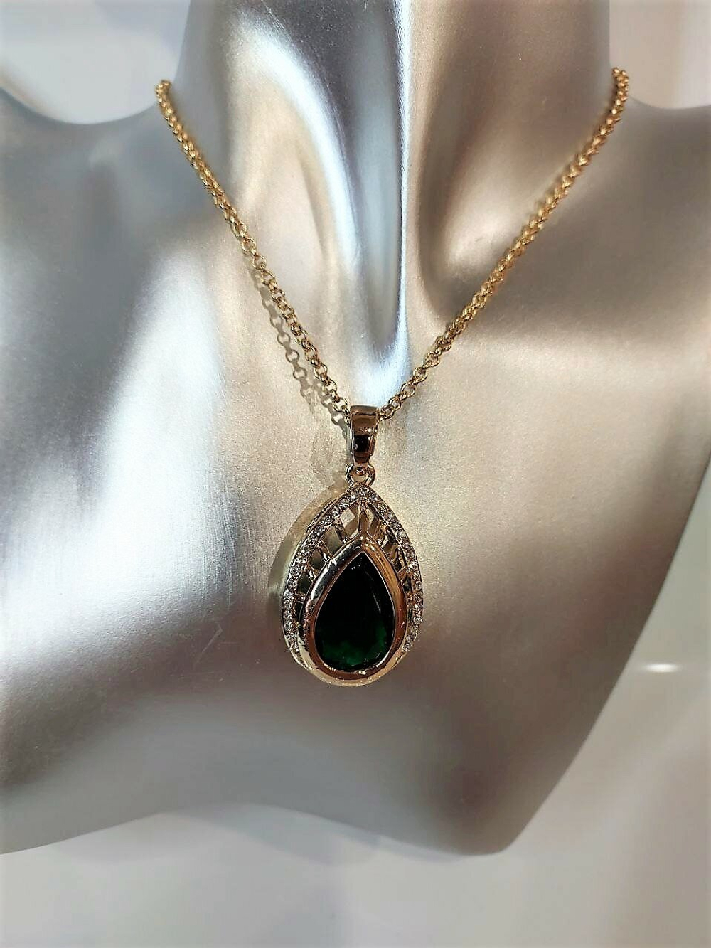 Комплект бижутерии. Набор подвеска с серьгами "Артемида" с синтетическим изумрудом.