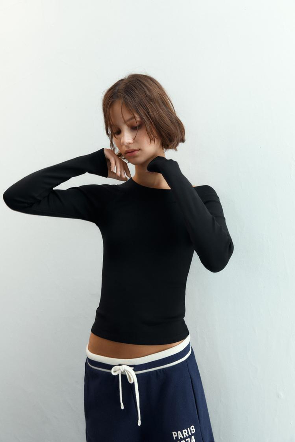 ZARA ФУТБОЛКА В РУБЧИК С ВЫРЕЗОМ «ЛОДОЧКА», ЧЕРНЫЙ