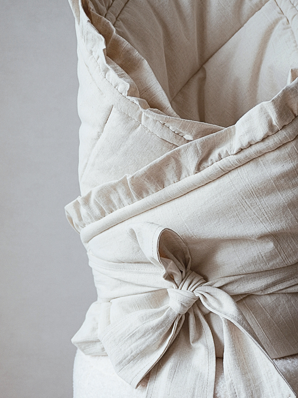 Одеяло стеганое с рюшей из смесового льна