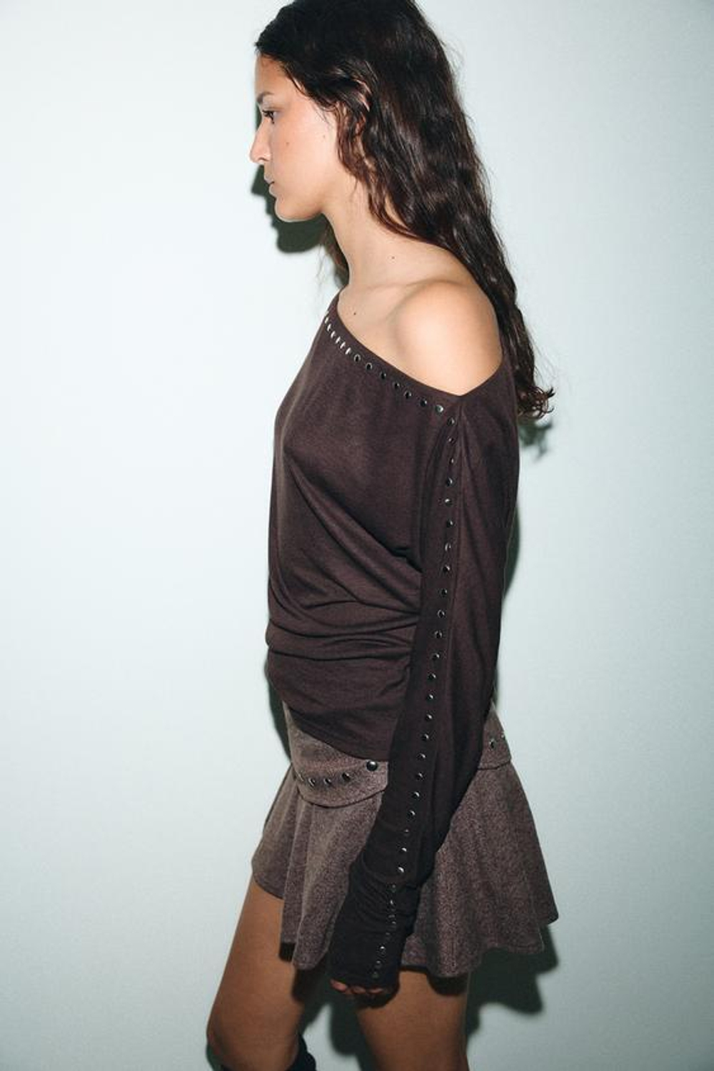 ZARA КОРОТКАЯ ЮБКА ИЗ МЯГКОЙ ТКАНИ С ЗАКЛЕПКАМИ, КОРИЧНЕВЫЙ МЕЛАНЖ