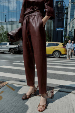 ZARA БРЮКИ ИЗ ИСКУССТВЕННОЙ КОЖИ, ГРАНАТОВЫЙ