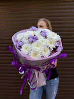 Букет белых хризантем с добовлением нежно голубого хлопка