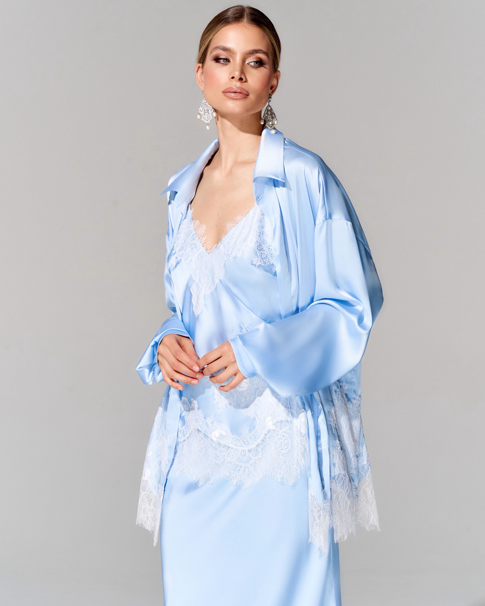 Блуза свободного кроя с отделкой французским кружевом