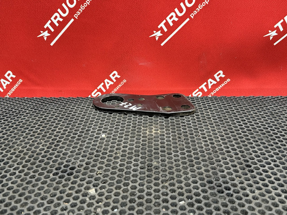 Подъемная проушина двигателя