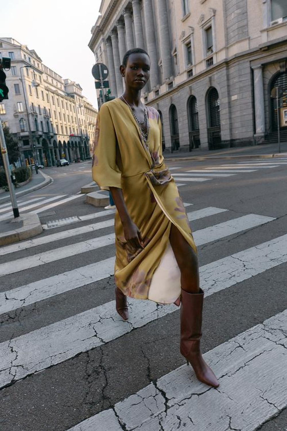 ZARA АТЛАСНОЕ ПЛАТЬЕ МИДИ С ПРИНТОМ, КОРИЧНЕВЫЙ / ЗЕЛЕНЫЙ