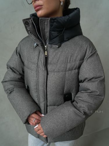 Серый пуховик с объемным воротником и капюшоном