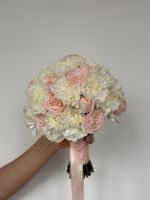 Свадебный букет из кустовых пионовидных роз и диантусов