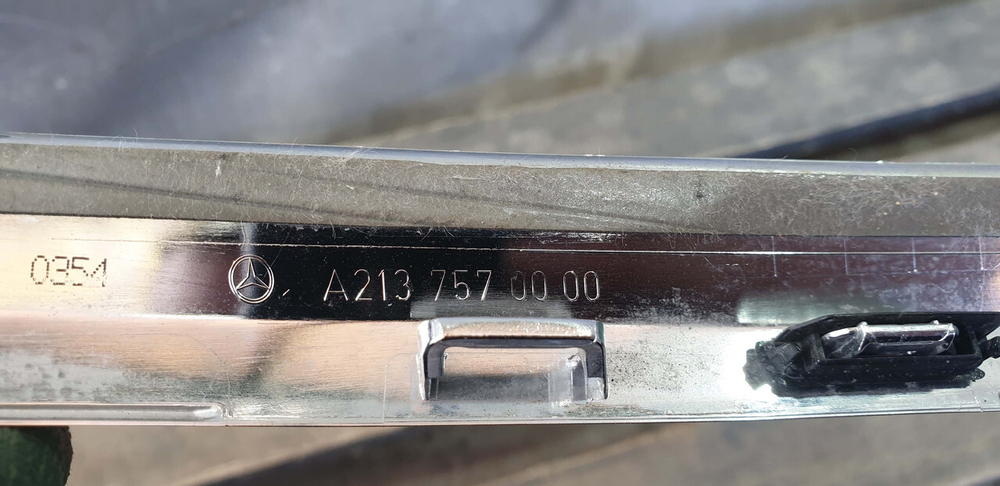 Молдинг крышки багажника Mercedes E-Class (W213) 16-20 Б/У Оригинал A2137570000