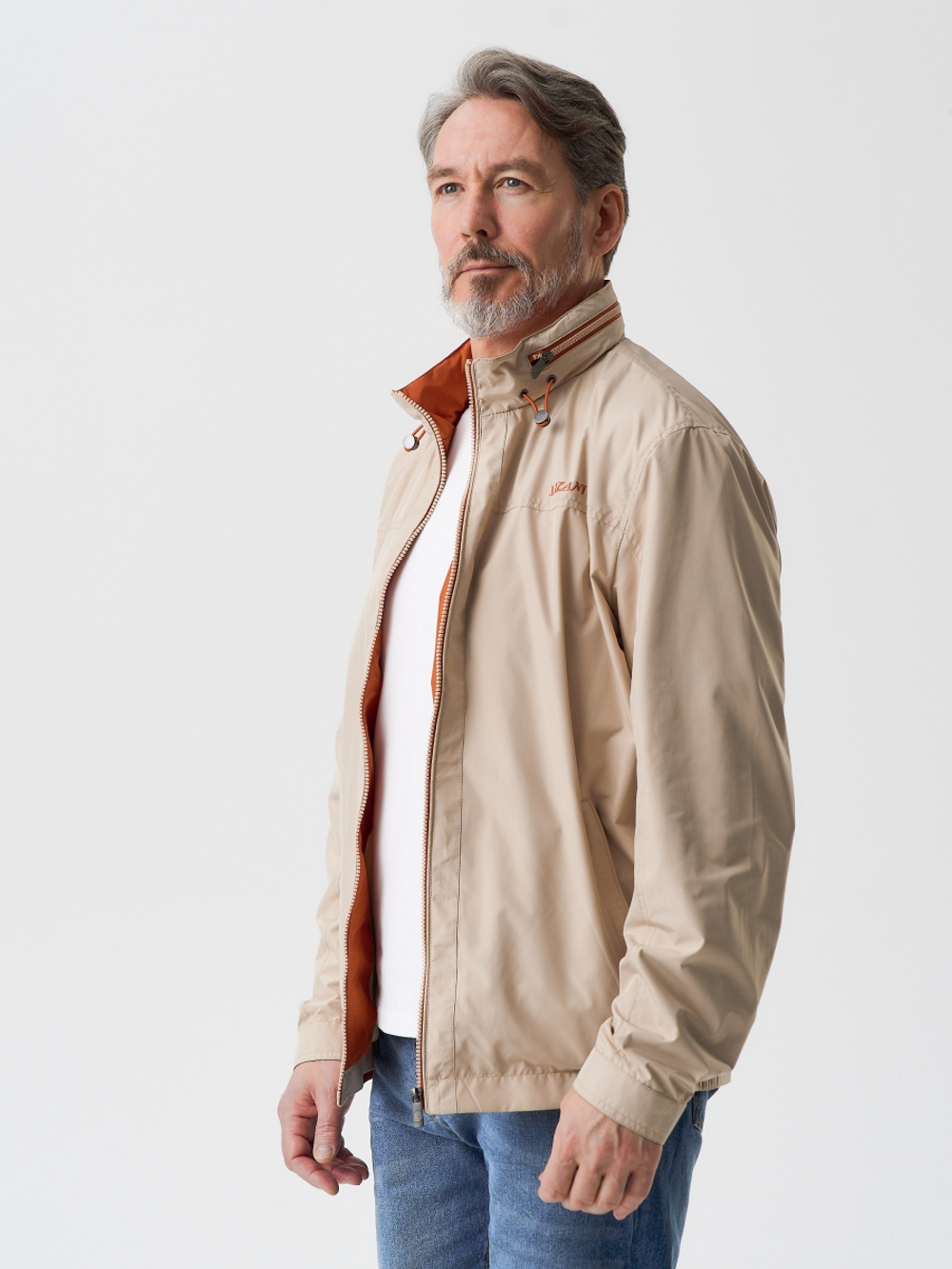 Ветровка мужская на резинке с контрастными акцентами бежевого цвета.