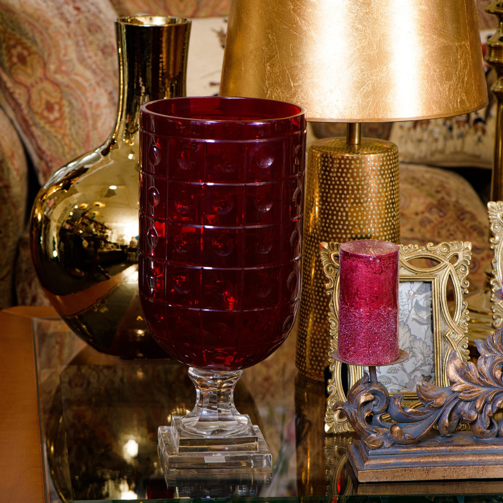 Ваза красная на ножке