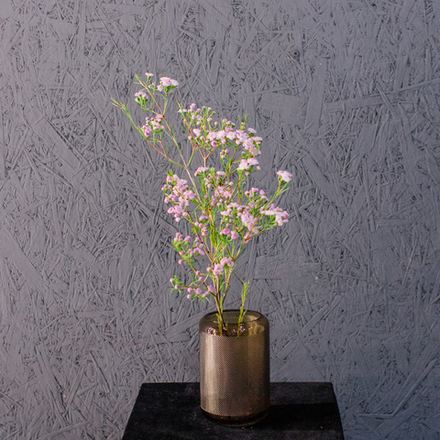 Ваза из темного стекла с мелким рельефом