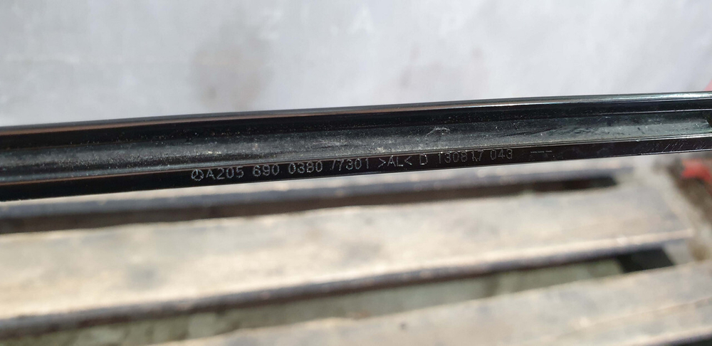 Молдинг двери задней левой Mercedes C (W205) 14-23 Б/У Оригинал A2056900380