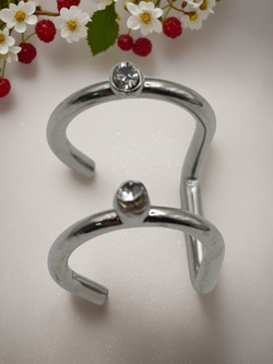 Клипса двойная с кристаллами для имитации пирсинга уха без прокола.