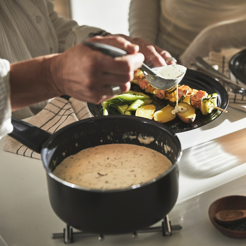 IKEA HEMLAGAD  (ИКЕА ХЕМЛАГАД)  -  Кастрюля с крышкой, антипригарное покрытие черного цвета, 2 л