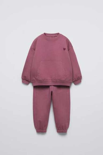 ZARA КОМПЛЕКТ ИЗ ДЖОГГЕРОВ И ТОЛСТОВКИ С ВЫШИВКОЙ, ТЕМНО-РОЗОВЫЙ