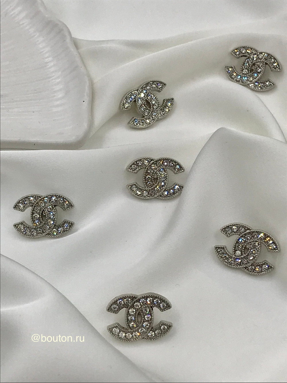 Пуговицы Шан. Серебро Лого стразы 22 мм