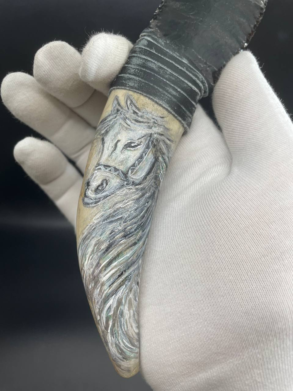 Обсидиановый нож с рукояткой из рога оленя с рисунком Лошади 21 см