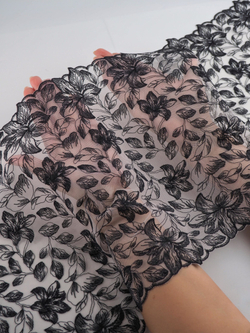 Вышивка на сетке молочная с розовинкой и черным неэластичная ширина 26 см ОТРЕЗЫ