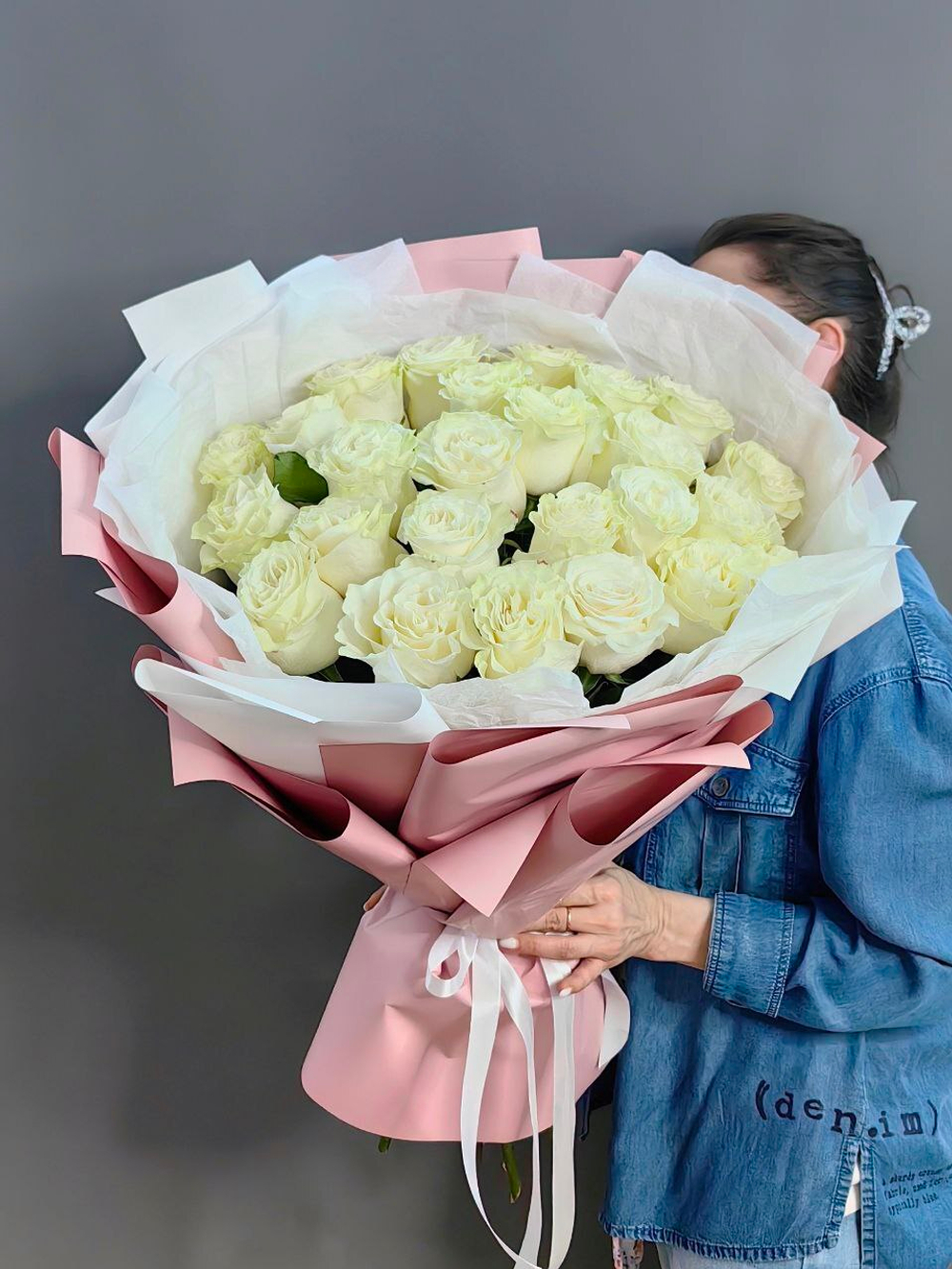 Монобукет с 25 белыми розами сорта "Мондиаль" (Эквадор 60 см)