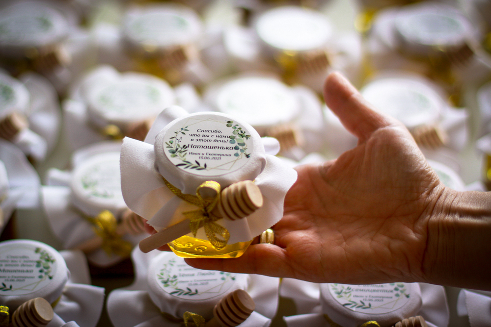 Бонбоньерка с медом на свадьбу с именной наклейкой