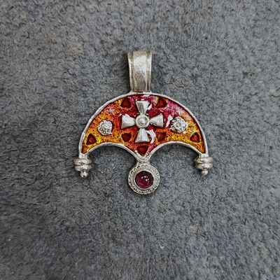 Медальон “Радость” (эмаль и п/д камни)