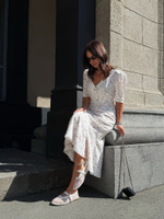 Силуэтное платье в цветок белое