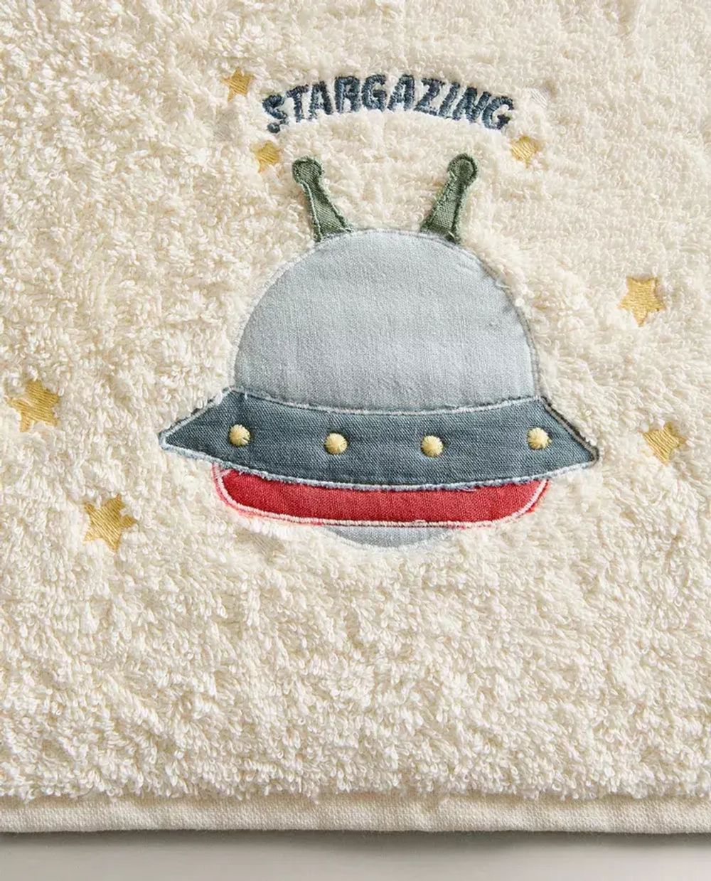 ZARA HOME ДЕТСКОЕ ПОЛОТЕНЦЕ ИЗ МАХРОВОЙ ХЛОПКОВОЙ ТКАНИ С ВЫШИВКОЙ «КОСМОС», ЖЕЛТОВАТО-БЕЛЫЙ