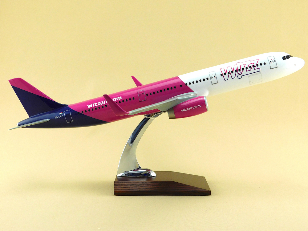 Модель самолета Airbus A321 (М1:100, Wizz Air)