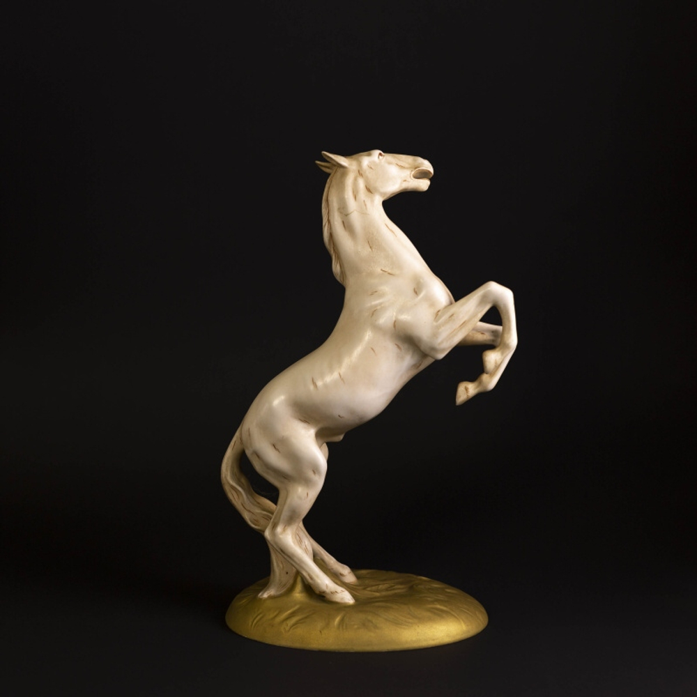 Фарфоровая фигура «Белый конь»