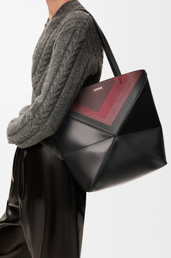 Loewe Средняя складная сумка-тоут Puzzle Fold из телячьей кожи наппа, черный