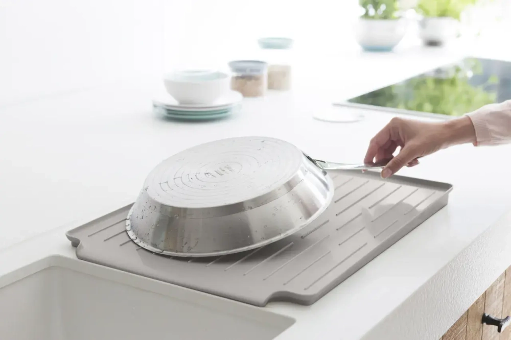 Brabantia Сушилка для посуды на серой раковине