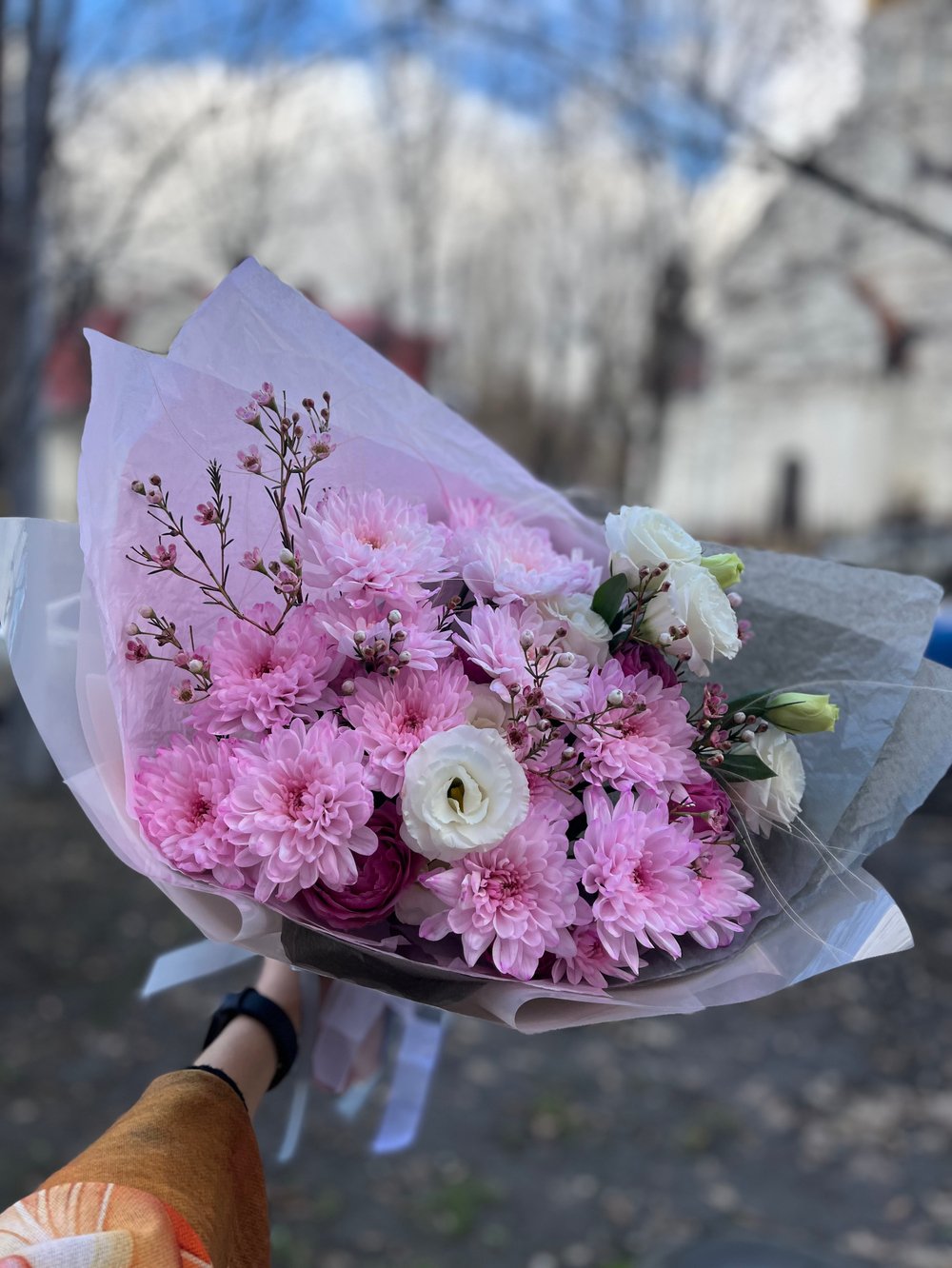 Букет с эустомой и хамелациумом