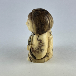 Статуэтка нэцкэ Гейша с веером и посохом