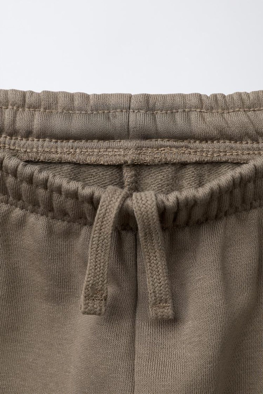 ZARA КОМПЛЕКТ ИЗ ТОЛСТОВКИ И ДЖОГГЕРОВ С ТЕКСТОВЫМ ПАТЧЕМ, КОРИЧНЕВЫЙ