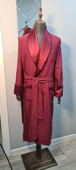 Халат из облегченного жаккарда с атласными бортами