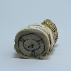 Нэцкэ Фукурокудзю с корзиной фруктов и веером