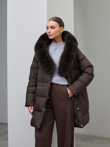 Удлиненный шоколадный пуховик с поясом и мехом